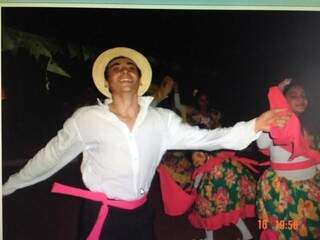Sávio dançando no grupo Camalote. (Foto: Arquivo Pessoal)