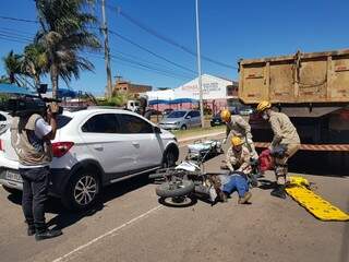 Cabeça do condutor da moto ficou próxima à roda do caminhão (Foto: Katlyn Soares Ramos)