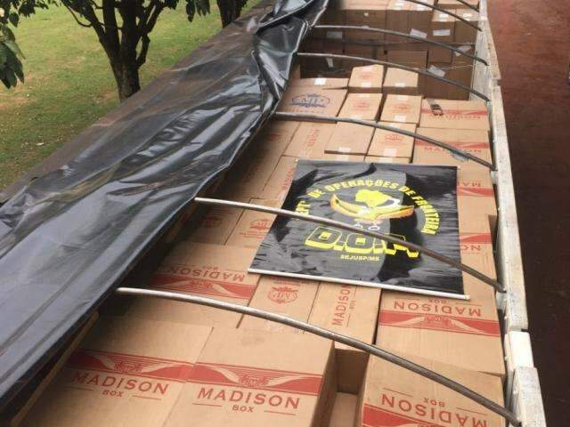 DOF apreende carreta com 45 mil pacotes de cigarro contrabandeado