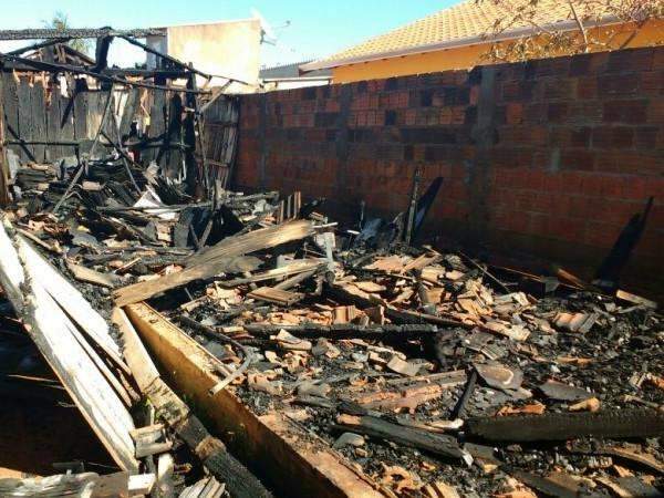 F&aacute;brica de m&oacute;veis planejados &eacute; destru&iacute;da por inc&ecirc;ndio na madrugada