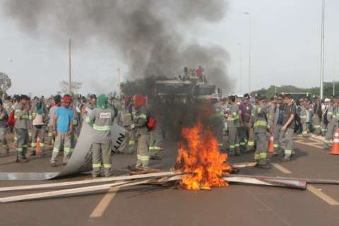 Operários que prestam serviço para Petrobras bloqueiam rodovia