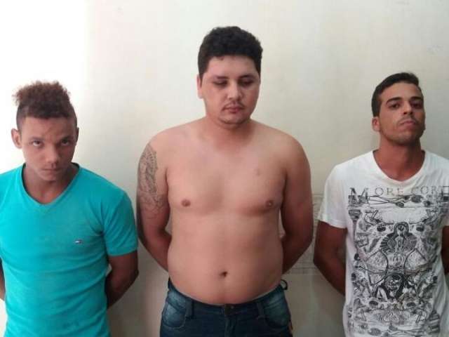 Den&uacute;ncia an&ocirc;nima leva pol&iacute;cia a prender cinco pessoas com armas e drogas 