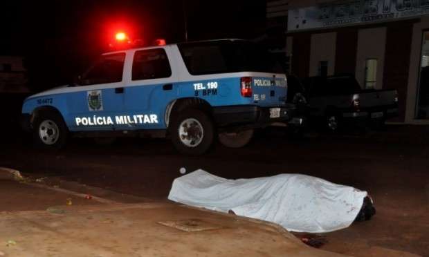 Pedestre de 33 anos morre atropelado por carro e motorista foge