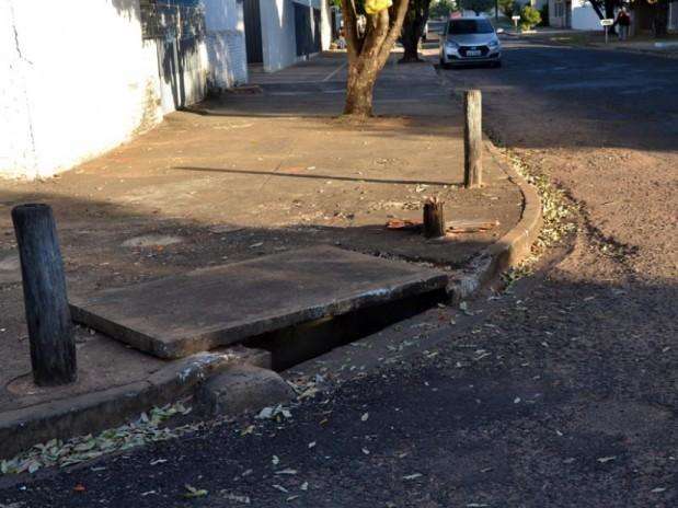 Motociclista morre ao perder controle e bater em barreira de conten&ccedil;&atilde;o