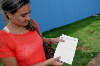Zelia mostra a receita que recebeu com a letra inelegível (Foto: Pedro Peralta)