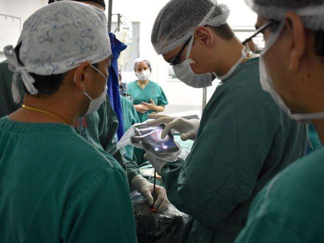 M&eacute;dico usa celular para cirurgia de c&eacute;rebro in&eacute;dita em MS 