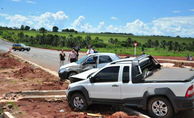  Colis&atilde;o entre ve&iacute;culos deixa dois feridos na sa&iacute;da para Aquidauana