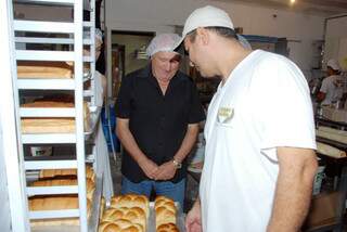 Especialista observa pães na assadeira. (Foto: Divulgação Fiems)