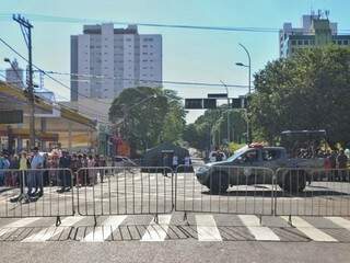 Trecho entre a Rua 13 de Maio com a Avenida Afonso Pena fechado. Público começa a chegar para o desfile nesta sexta-feira (dia 7). (Foto: Henrique Kawaminami).