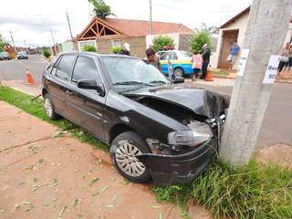 O carro ficou com a frente destruída. (Foto: Luciano Muta) 