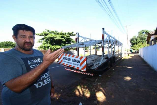 Carreta cegonha est&aacute; h&aacute; v&aacute;rios dias estacionada em vaga para idosos