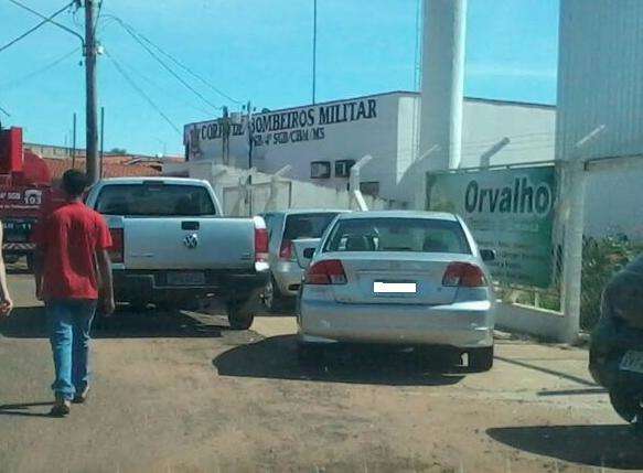 Leitor registra carros estacionados em cal&ccedil;ada em Aparecida do Taboado