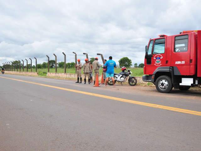  Moto bate em mureta e dois ficam gravemente feridos