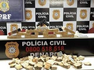 Policiais encontraram drogas no porta-malas de carro em um dos imóveis usados pelo traficante (Foto/Divulgação: PC)