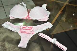 Conjunto de lingerie rosa com detalhes em renda custa R$ 131.
