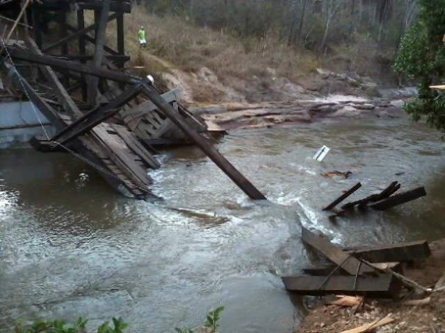  Caminh&atilde;o com 13 toneladas de milho derruba ponte que divide Coxim e Figueir&atilde;o