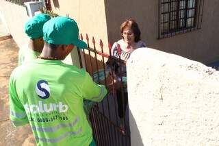 Funcionários da Solurb visitam casas e entregam material informativo e sacolas plásticas. (Foto:Marcos Ermínio) 