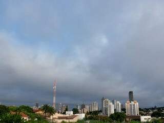 Campo Grande com céu nublado no início desta terça-feira. (Foto: Henrique Kawaminami)