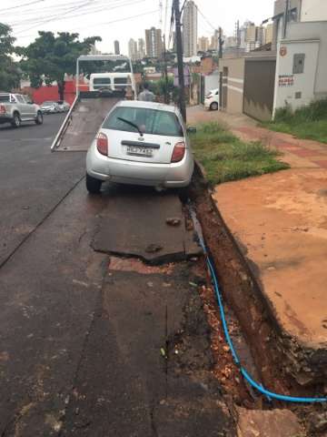 Carro cai em buraco na Sebasti&atilde;o Lima e &eacute; resgatado por guincho