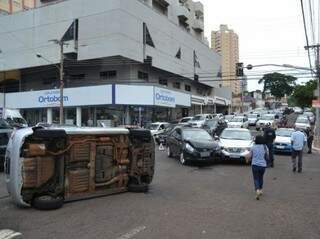 Colisão deixou o trânsito tumultuado no cruzamento das ruas 13 de Junho com a Maracaju (Foto: Pedro Peralta)