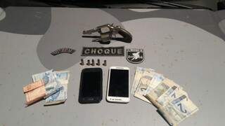 Armada, celular e dinheiro apreendidos com dupla suspeita de cometer assalto (Foto: Divulgação/ PM)