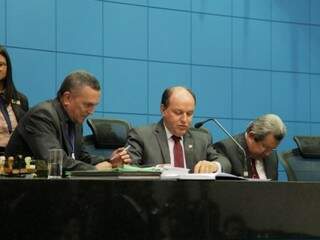 Deputados na Assembleia. No centro, o presidente Junior Mochi, PMDB. (Foto: João Paulo Gonçalves).