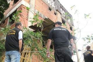 Policial Civil oferece apoio a equipes da prefeitura durante entrada em imóveis abandonados. (Foto:Marcos Ermínio)