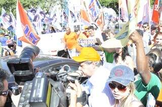 Mesmo depois de incidente, governador continuou na campanha ao lado de Nelsinho (Foto: Marcelo Calazans)