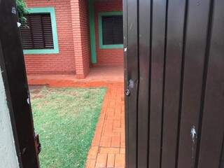 Portão tem sinal de arrombamento em casa vazia alvo de operação no Jardim Leblon (Foto: Ronie Cruz)