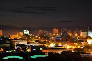 Vista noturna de Dourados, cidade que neste domingo comemora 80 anos de emancipação (Foto: A. Frota)