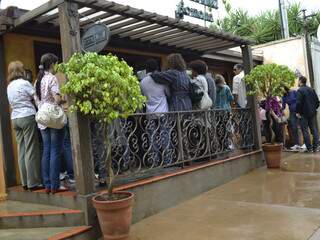 Movimento intenso nos restaurantes da Capital, de fora, a fila de quem aguardava por uma mesa. (Foto: Paula Maciulevicius)