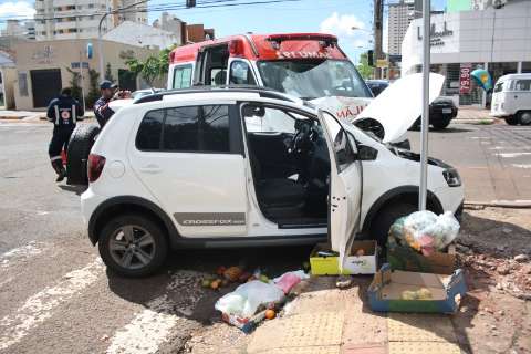 Acidente entre viatura do Samu e carro deixa motorista ferida na Capital
