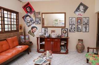 Quadros de Che Guevara foram parar na sala da casa de Sandra. (Foto: Kísie Ainoã)