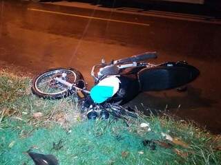 Moto caída em rua onde aconteceu o acidente (Foto: Adilson Domingos)