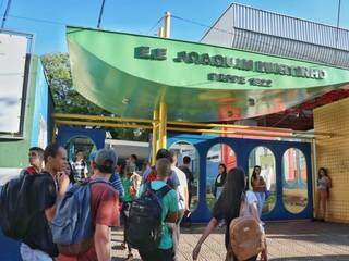 Chegada dos alunos na Escola Estadual Joaquim Murtinho, em Campo Grande (Foto: Henrique Kawaminami)