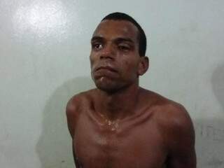 Bandido &eacute; preso ao invadir casa, tentar estuprar mulher e agredir idosa