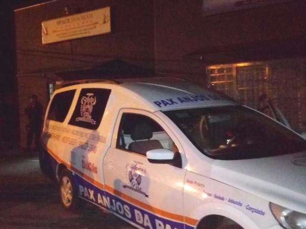 Homem &eacute; morto e outro baleado a tiros em tabacaria no Bairro Estrela Dalva 