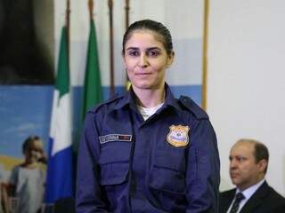 Adriana tem 35 anos e recebeu o comando das mãos de major da PM. (Foto: Fernando Antunes)