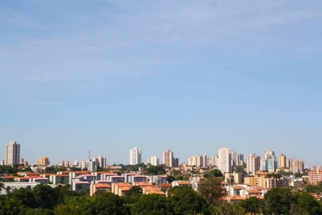 Dia amanhece com c&eacute;u entre nuvens e previs&atilde;o &eacute; de tempo nublado em todo MS