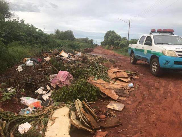 Fretista &eacute; multado por descarregar lixo em frente a terreno baldio