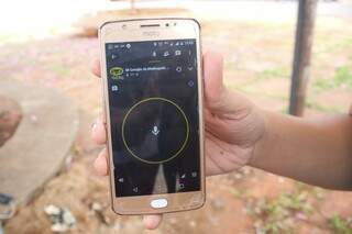 Os condutores usam um aplicativo de rádio amador para solicitar o rastreamento das corridas (Foto: Paulo Francis)