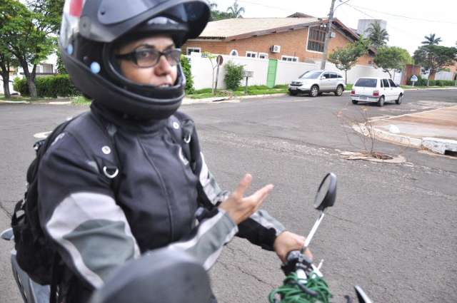 Aberto h&aacute; 3 meses, bueiro causa acidentes e morador sinaliza &quot;perigo&quot;