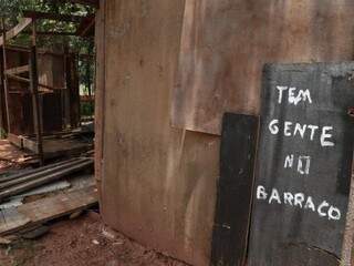 Polícia investiga fazenda por destruir barracos de acampamento em estrada Polícia investiga fazenda por destruir barracos de acampamento em estrada
