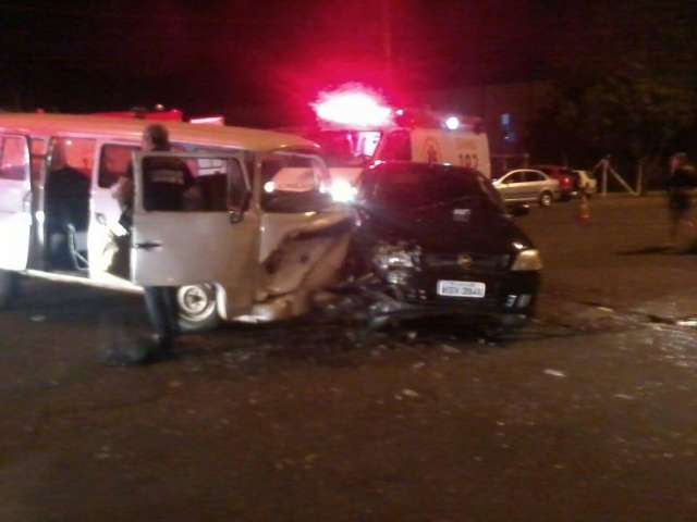 Crian&ccedil;as passageiras de Kombi ficam feridas em colis&atilde;o na Capital