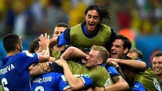 Italianos comemoram a importante vitória contra os ingleses (Foto: Getty Images/ Fifa)