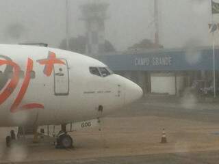 Por causa do nevoeiro, o aeroporto amanheceu fechado na Capital. (Foto: Direto das Ruas)