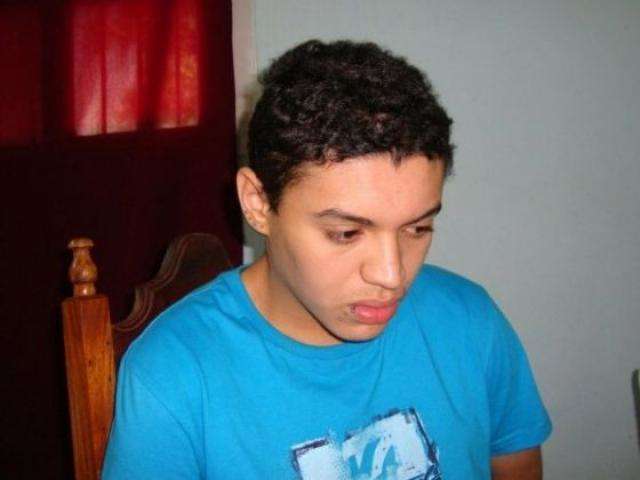 Man&iacute;aco da Cruz surta, amea&ccedil;a agentes com garfo e diz que "d&aacute; Ibope na TV"