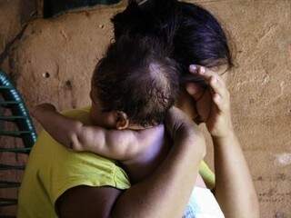 Lucia Helena Martinez Estecher chora ao dar entrevista ao Campo Grande News em 2014; ilegal no Brasil, ele nem ‘existia’, assim como os filhos nascidos na Capital (Foto: Marcos Ermínio/Arquivo)