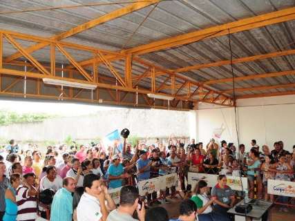 Cabos eleitorais comemoram vitória de Alcides Bernal no estacionamento do TRE-MS