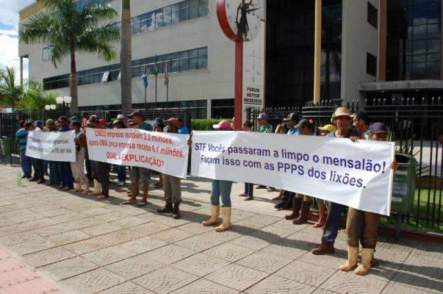 Com medo do lix&atilde;o fechar, catadores protestam em frente ao F&oacute;rum